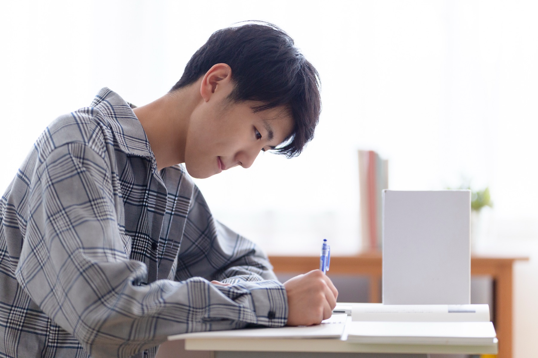 受験対策に取り組む中3男子