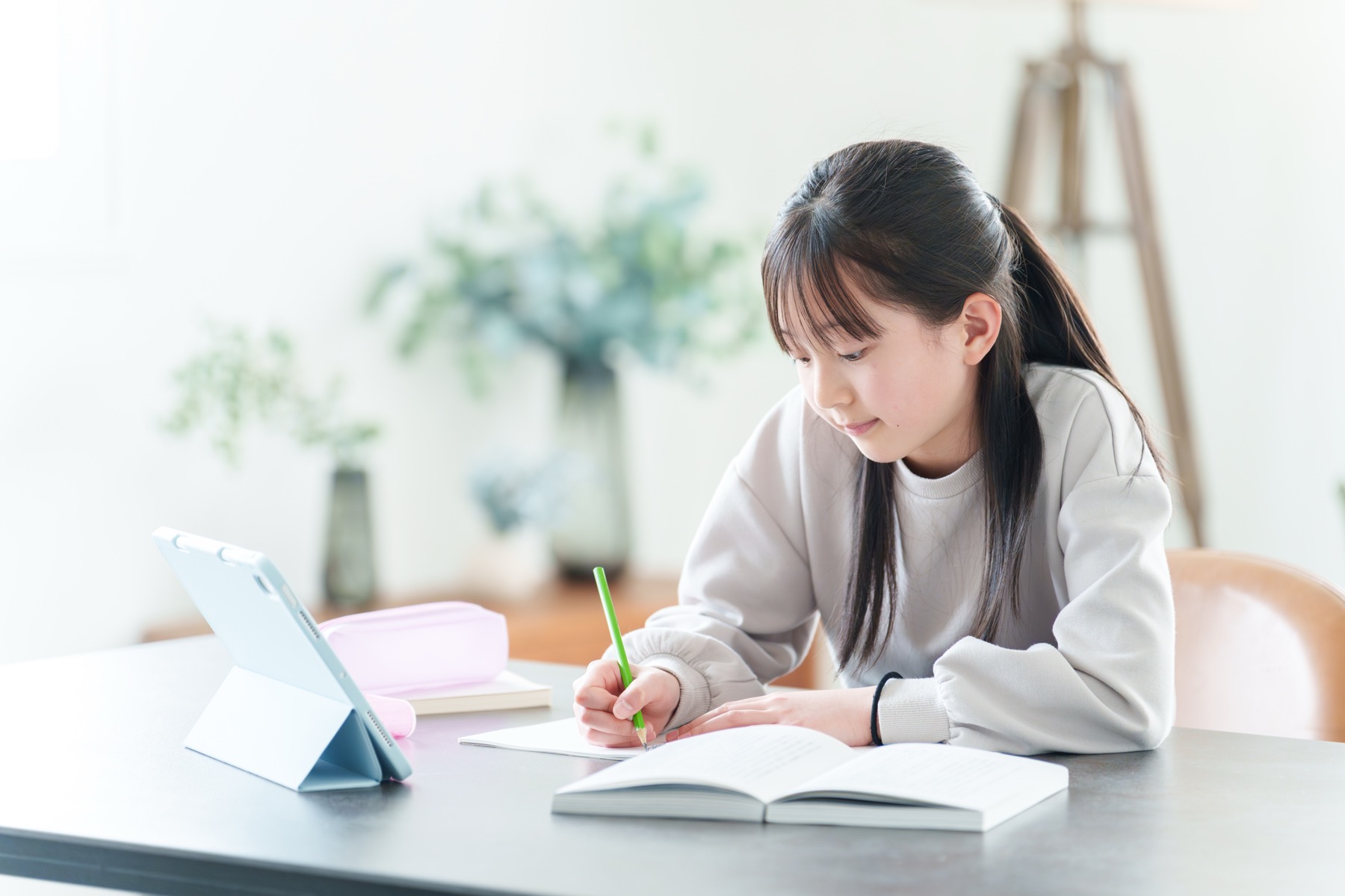 自宅で学習する女子中学生